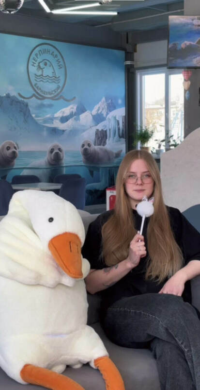 Главная по рыбным угощениям и обнимашкам с нерпами - это Лера!